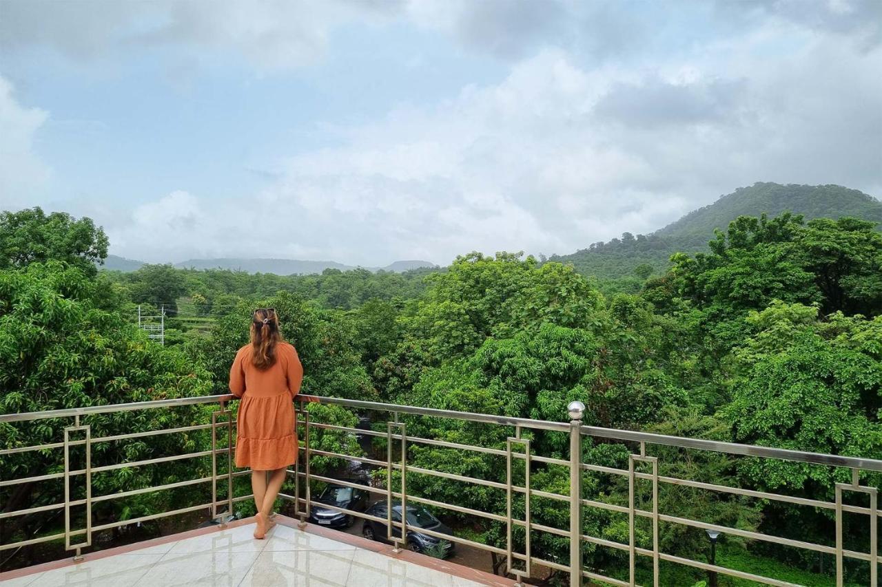 Aqua & Sage By Stayvista - Riverside Villa With Pool & Terrace Karjat Eksteriør bilde